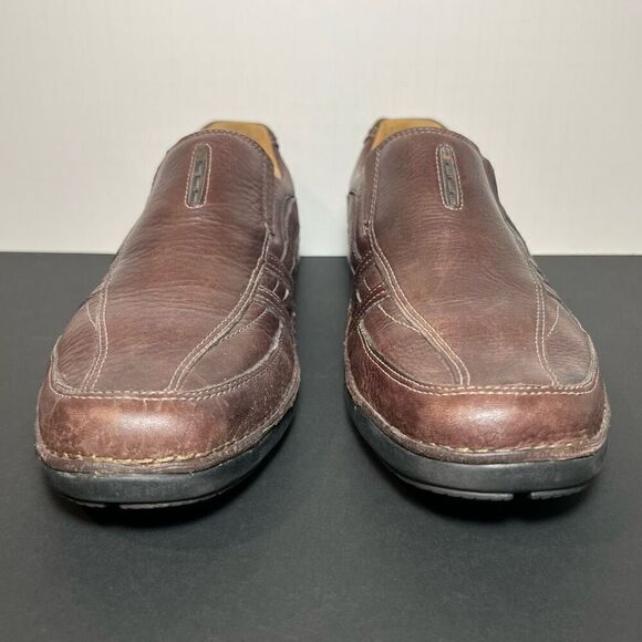 Mens CLARKS Unstructured Brown Leather Slip On Casual Shoes / Size 9.5 Medium - Picture 2 of 8